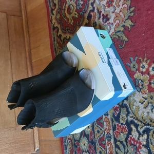 Earth Ivy Sahara Leather Heel Black